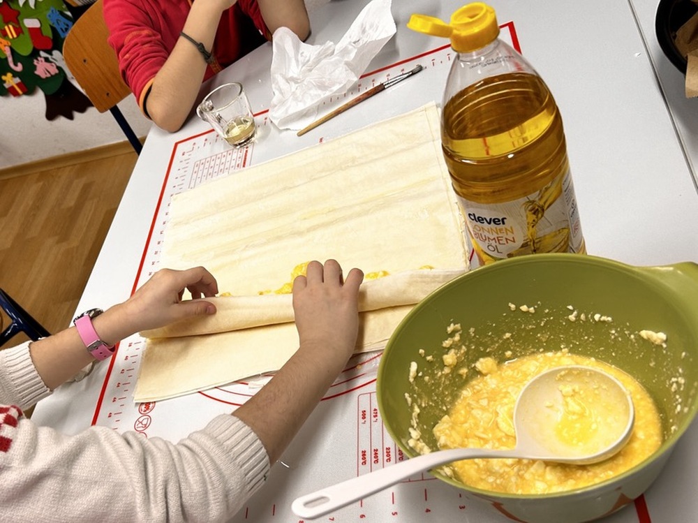 Вита баница със сирене и яйца правиха възпитаници на училище „Св. св. Кирил и Методий” във Виена