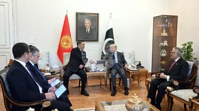 КАБАР: Президентът на Киргизстан и премиерът на Пакистан проведоха разговори в Исламабад 