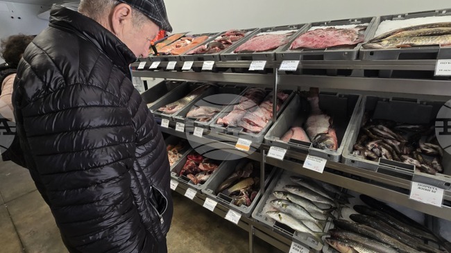 Търговците на риба на пазара в Каварна отчитат повишено търсене както на сладководна риба, така и черноморските видове дни преди Никулден