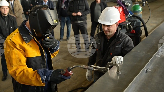 Кметът на Бургас завари три монети с логото на общината под киловете на нови катамарани, които се произвеждат в града 