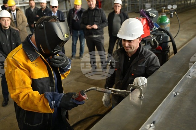 Кметът на Бургас завари три монети с логото на общината под киловете на нови катамарани, които се произвеждат в града 