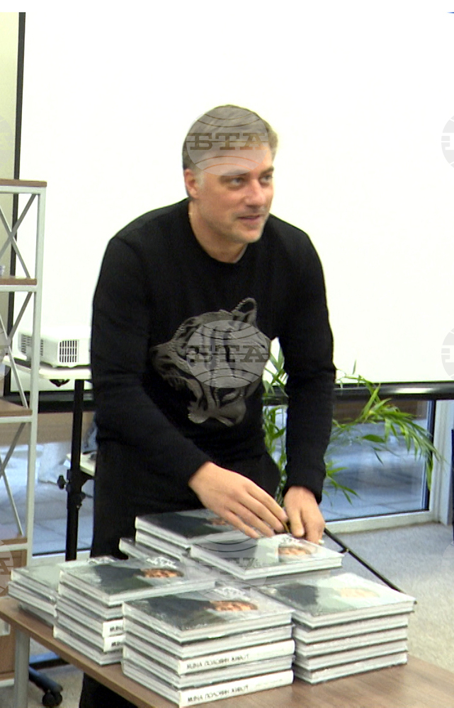 Актьорът Владимир Карамазов представи в Младежки център – Петрич своята книга „Мина половин живот“