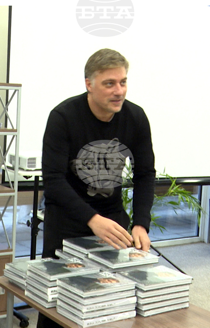 Актьорът Владимир Карамазов представи в Младежки център – Петрич своята книга „Мина половин живот“