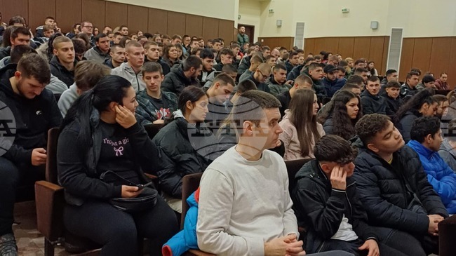 Пред повече от 350 зрелостници от област Търговище експерти от ГДБОП говориха за кибертормоза, фишинга и пазаруването онлайн