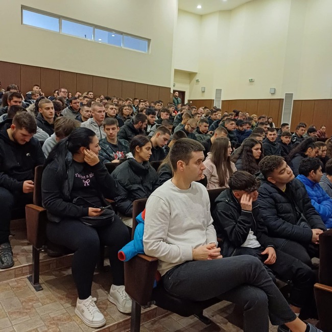 Пред повече от 350 зрелостници от област Търговище експерти от ГДБОП говориха за кибертормоза, фишинга и пазаруването онлайн