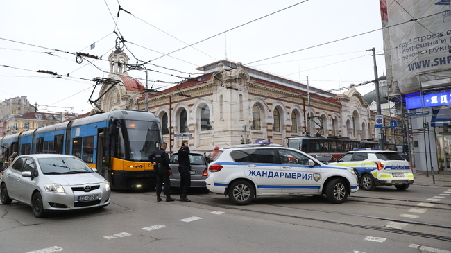 Катастрофа между трамвай и лек автомобил в района на Халите в София затрудни за кратко движението