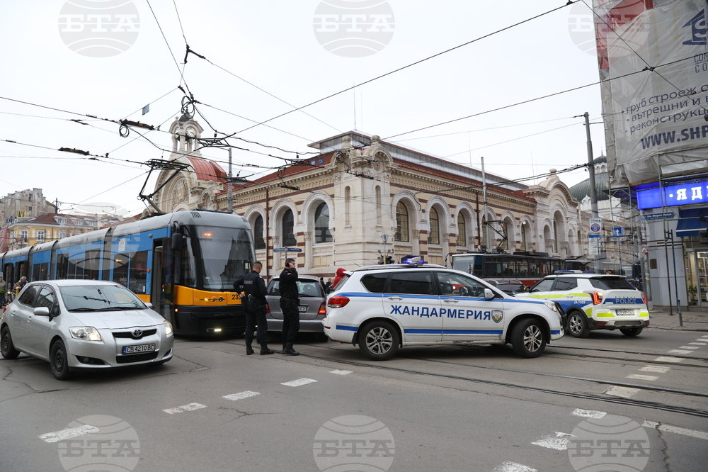 Катастрофа между трамвай и лек автомобил в района на Халите в София затрудни за кратко движението