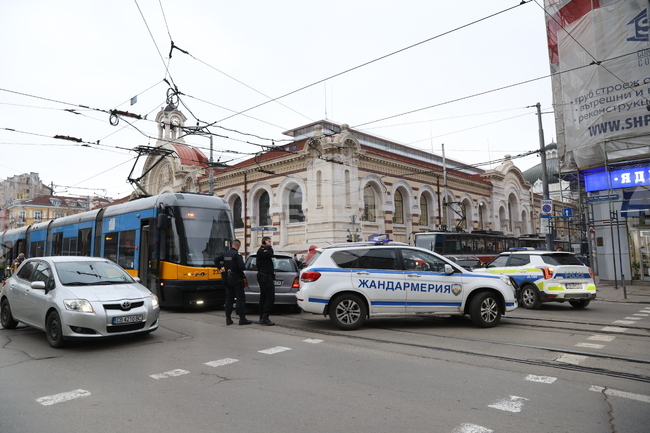 Катастрофа между трамвай и лек автомобил в района на Халите в София затрудни за кратко движението
