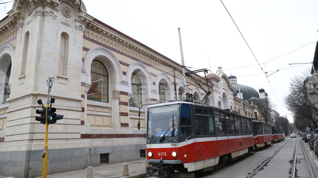 Трамвай блъсна 11-годишно дете в София