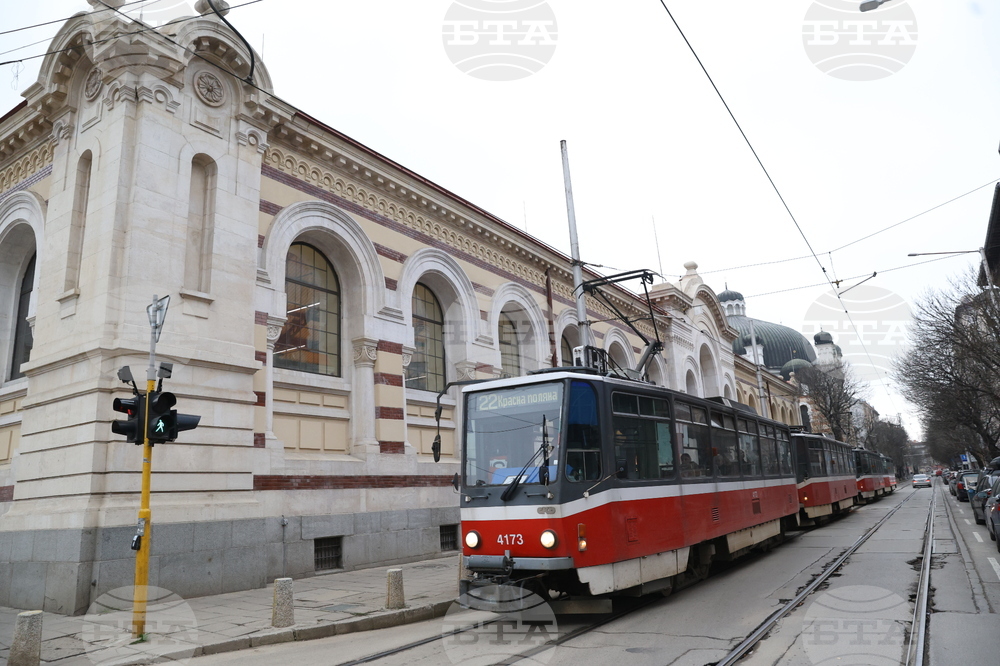 Трамвай блъсна 11-годишно дете в София