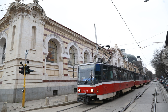 Трамвай блъсна 11-годишно дете в София