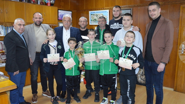 Младите състезатели, които спечелиха медали на турнира по борба „Купа Неврокоп“, получиха подаръци от ръководството на Община Гоце Делчев