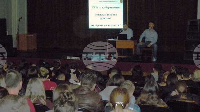 Ученици в Разград научиха за рисковете в интернет пространството от експерти на ГДБОП