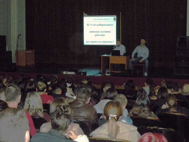 Ученици в Разград научиха за рисковете в интернет пространството от експерти на ГДБОП