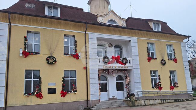 Угърчин е украсен за празниците, коледната елха ще грейне на 8 декември