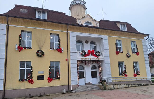 Угърчин е украсен за празниците, коледната елха ще грейне на 8 декември