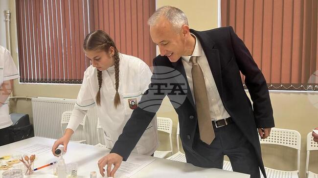 Министър Красимир Вълчев откри обновената сграда на Професионалната гимназия по техника и мениджмънт в Ботевград