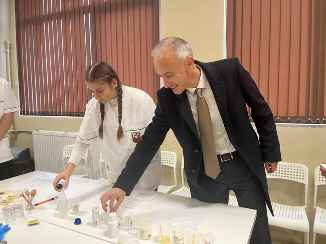 Министър Красимир Вълчев откри обновената сграда на Професионалната гимназия по техника и мениджмънт в Ботевград