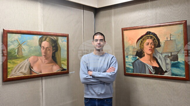 Младият художник Пламен Овчаров представя света през женските образи в самостоятелна изложба в Берковица