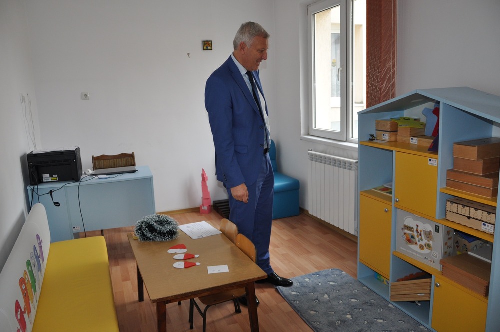 Кметът на община Разлог Красимир Герчев откри нови специализирани кабинети в детските градини в Разлог, Баня и Бачево