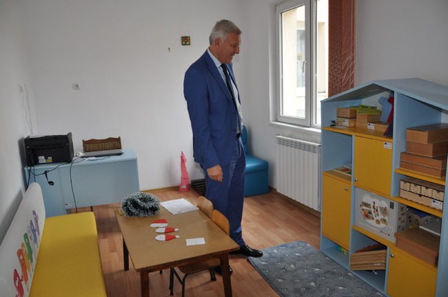 Кметът на община Разлог Красимир Герчев откри нови специализирани кабинети в детските градини в Разлог, Баня и Бачево