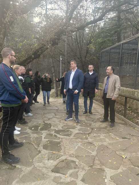 Кметът на Община Стара Загора Живко Тодоров се запозна с най-новите обитатели на Зоопарка – бебе тигър и рис