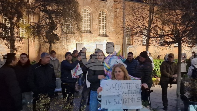 Граждани протестират пред сградата на Столична община против разширяването на синя и зелена зона