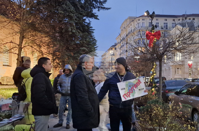 Спокойно приключи протестът срещу разширяването на синята и зелената зона пред Столична община