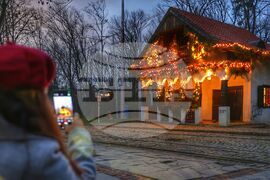 Коледна украса - спирка „Вишнева“