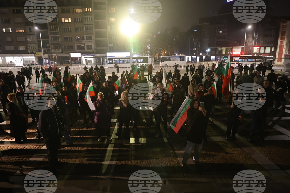  Граждански протест с искания за оставка на управляващата коалиция събра пловдивчани на площад “Съединение”