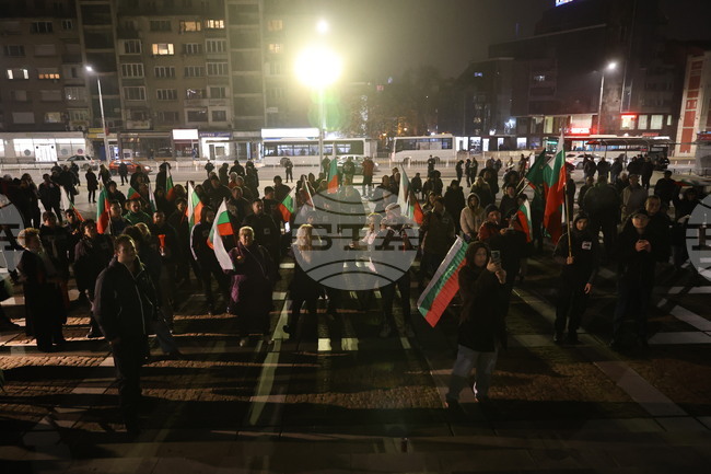  Граждански протест с искания за оставка на управляващата коалиция събра пловдивчани на площад “Съединение”