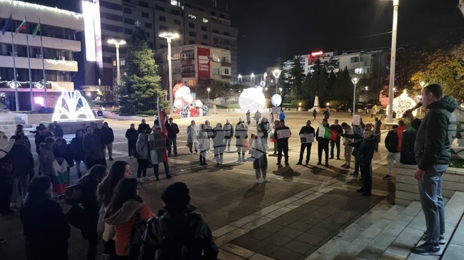 За четвърта поредна вечер ямболци излязоха на протест с искане за оставка на правителството