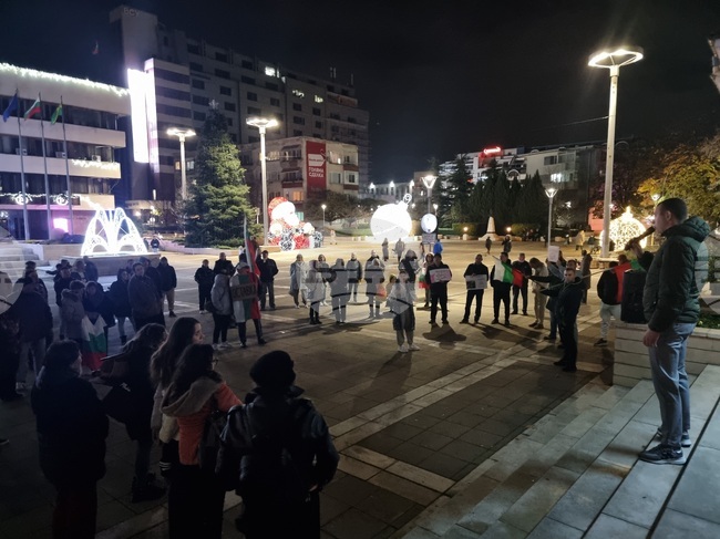 За четвърта поредна вечер ямболци излязоха на протест с искане за оставка на правителството