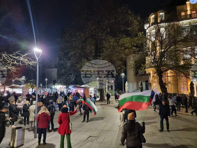 Граждани се събраха на протест в Стара Загора тази вечер с искане за оставка на правителството