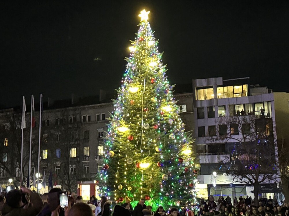 Кметът Пенчо Милков запали светлините на Коледната елха в Русе