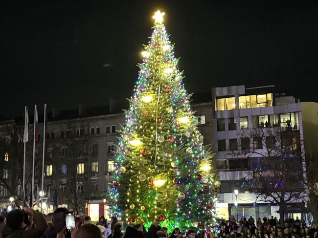 Кметът Пенчо Милков запали светлините на Коледната елха в Русе