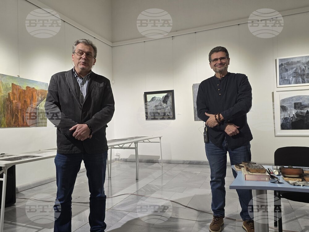 Художникът Петър Лазаров се срещна с ценители на изкуството в Добрич и направи презентация за гравюрата върху дърво