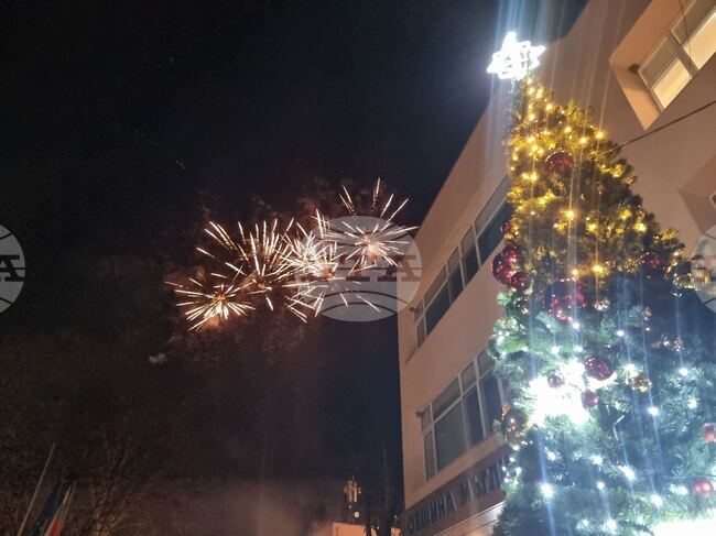 Грейнаха светлините на коледното дърво пред Община Мъглиж