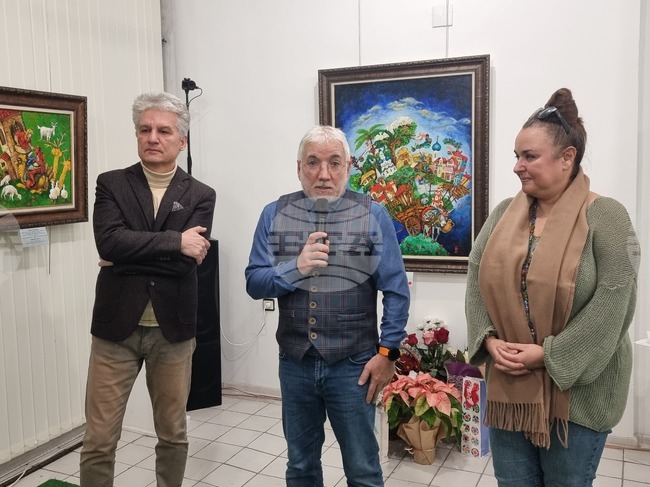 Художничката Албена Палова представи концептуална изложба в родния си Ямбол