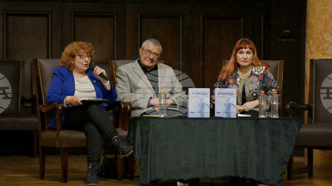 „Антарктида - история, природа, българските полярници" е едно кратко енциклопедично издание, каза проф. Христо Пимпирев