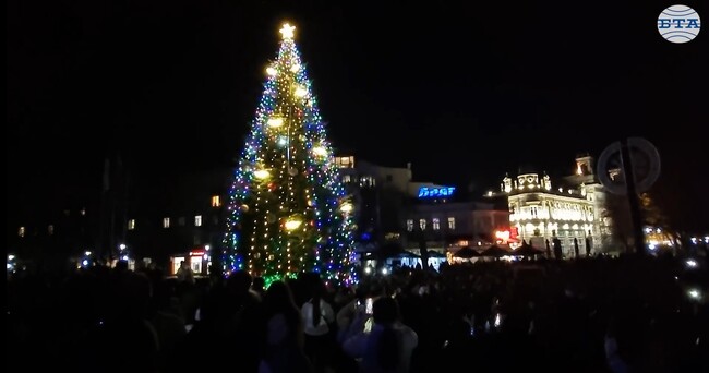Фестивалът "Русе – коледната звезда на Дунав" бе увенчан от запалването на светлините на елхата