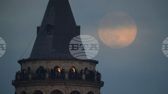 Полицейските проверки на минувачи и моторни превозни средства са засилени в Истанбул преди новогодишните празници