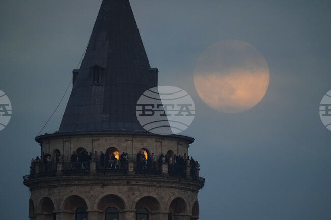 Полицейските проверки на минувачи и моторни превозни средства са засилени в Истанбул преди новогодишните празници