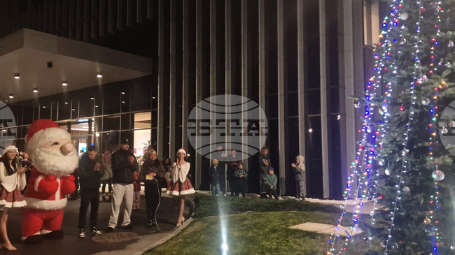 Дядо Коледа и футболисти се забавляваха на коледен празник с децата на служители на разградско предприятие