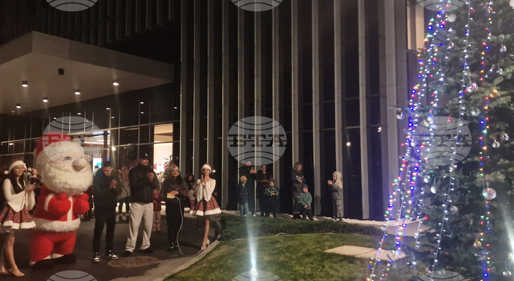 Дядо Коледа и футболисти се забавляваха на коледен празник с децата на служители на разградско предприятие