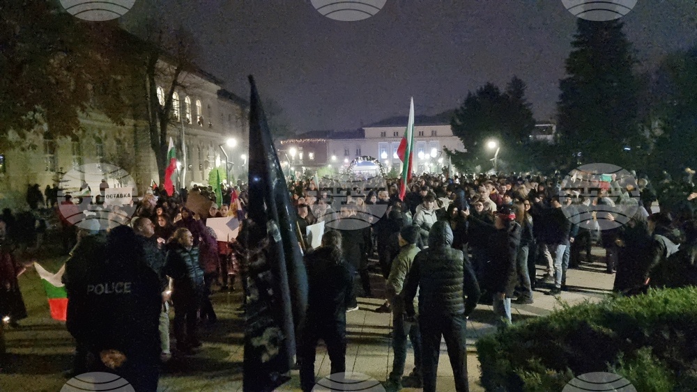 Жители на Враца излязоха тази вечер на протест и преминаха с шествие по централната пешеходна улица