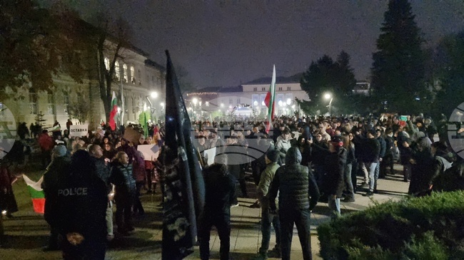 Жители на Враца излязоха тази вечер на протест и преминаха с шествие по централната пешеходна улица