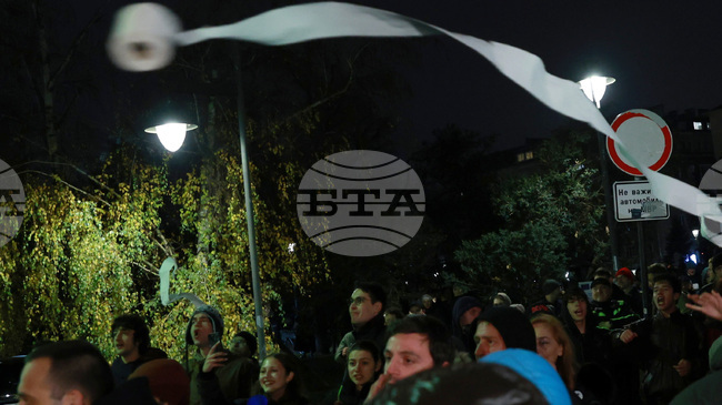 Участници в протеста пред МВР хвърляха тоалетна хартия, стотинки и яйца по сградата на министерството