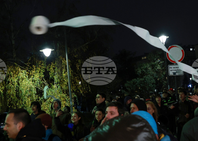 Участници в протеста пред МВР хвърляха тоалетна хартия, стотинки и яйца по сградата на министерството