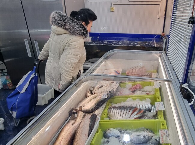 На пазара в Шумен се предлага шаран за около и над 10 лева за килограм, както и разнообразие от други видове риба на различни цени